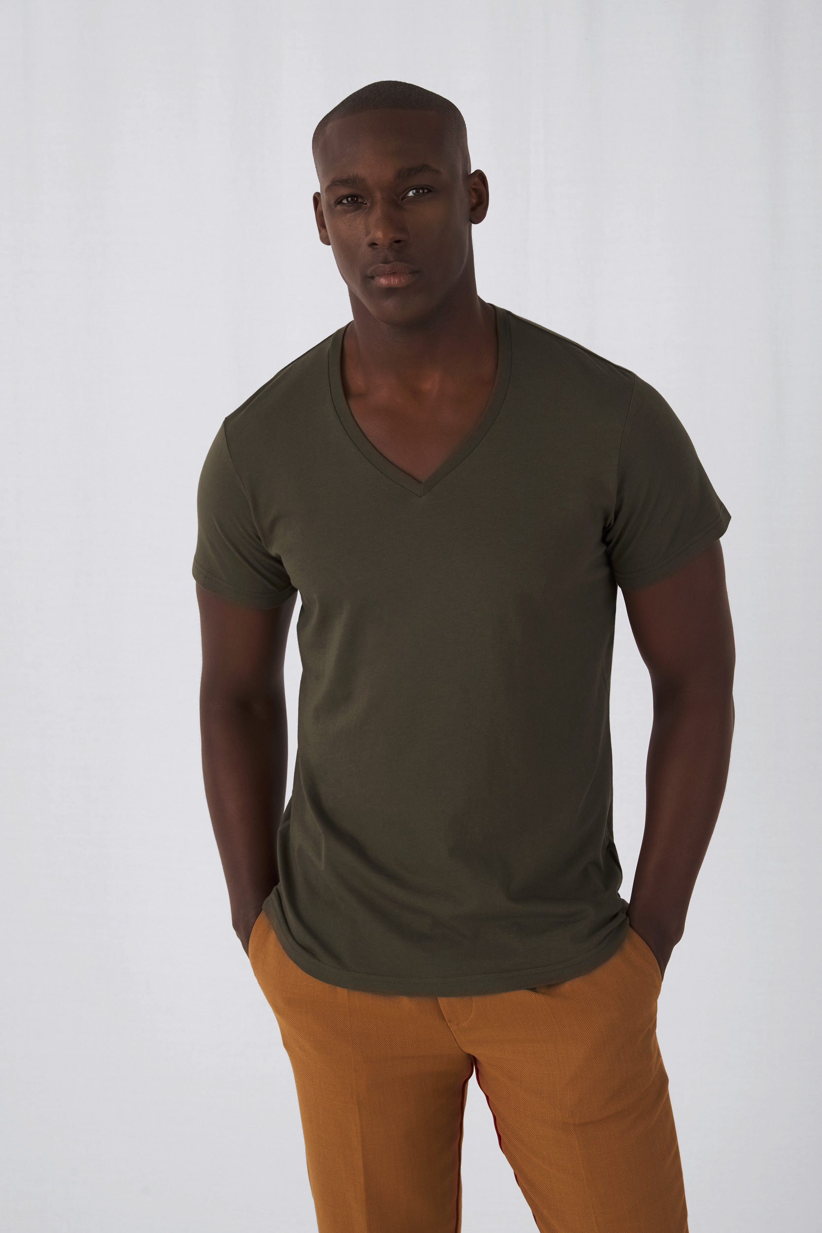 CGTM044 - Camiseta Orgánica Inspire cuello de pico hombre