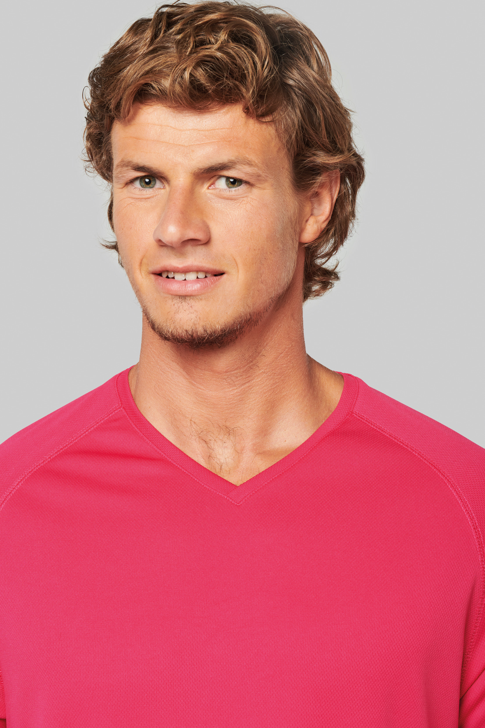 PA476 - Camiseta de deporte cuello de pico hombre