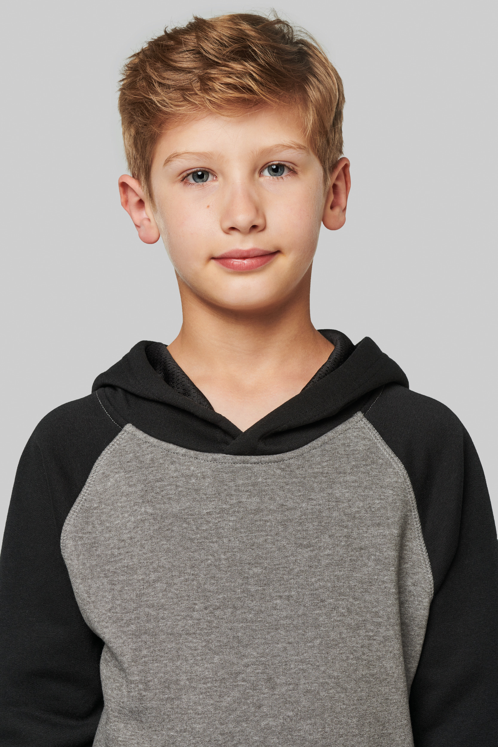 PA370 - Sudadera bicolor con capucha para niños
