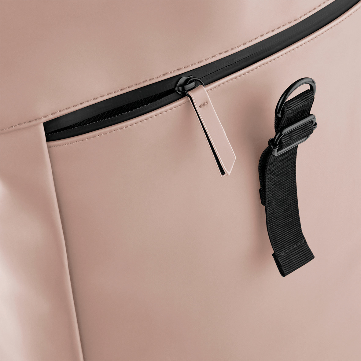 BG335 - Mochila de poliuretano mate con solapa enrollable<br/>