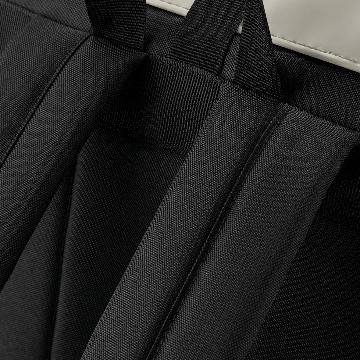 BG335 - Mochila de poliuretano mate con solapa enrollable<br/>