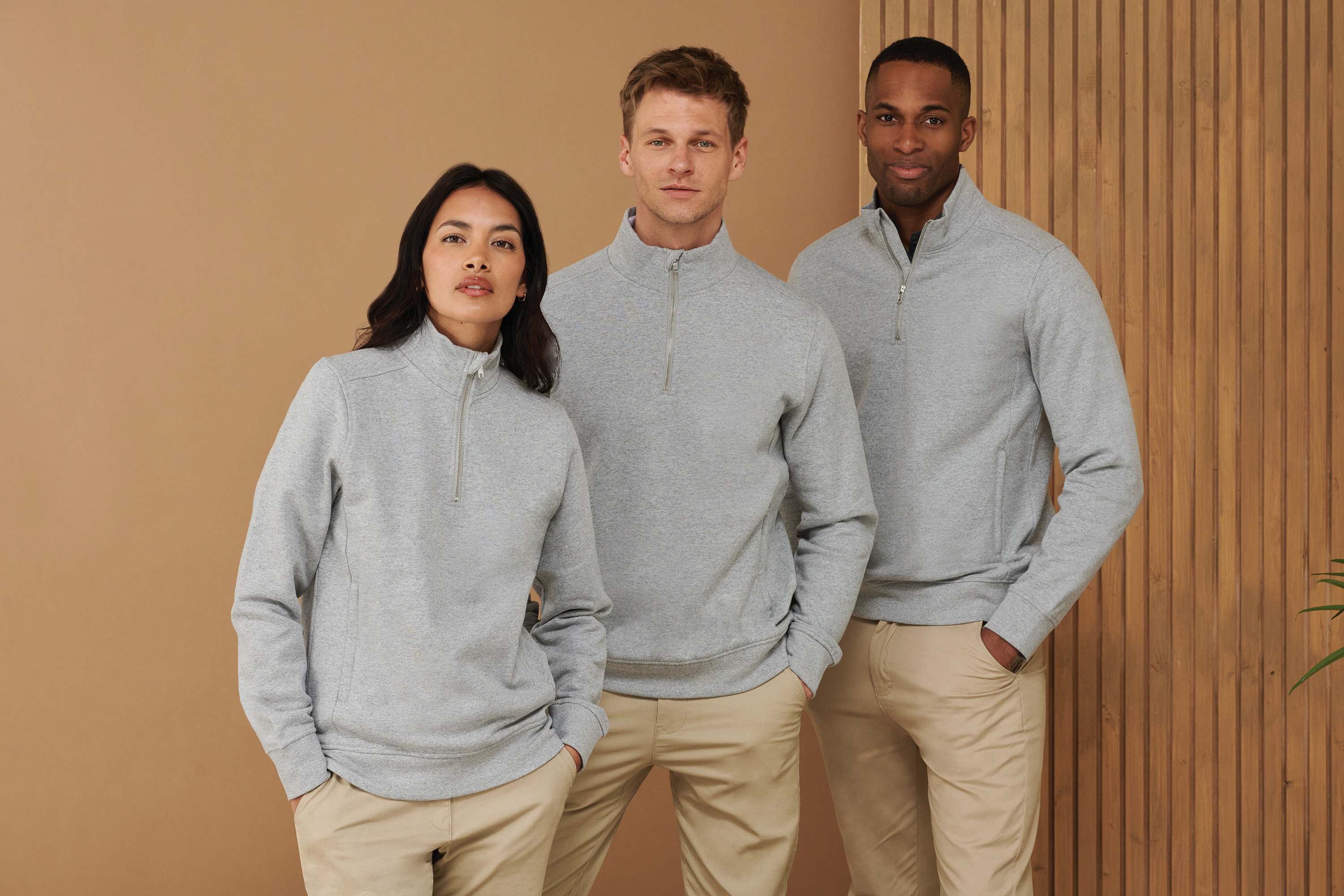 H842 - Sudadera cuello con cremallera unisex