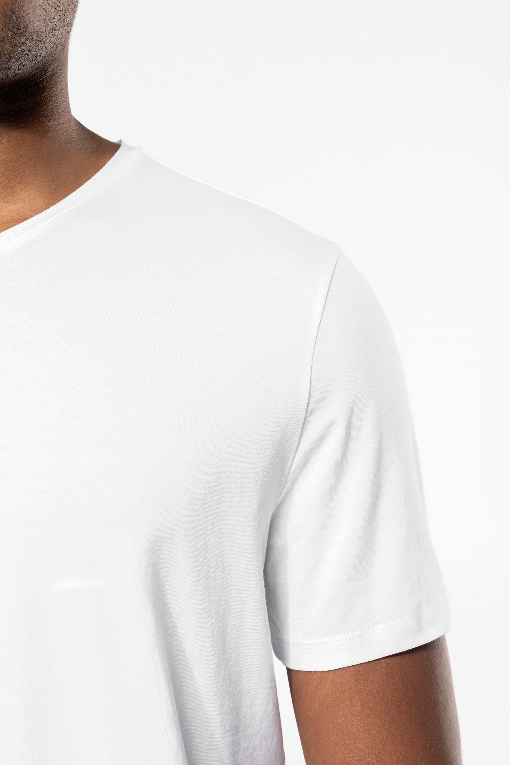 K3014 - Camiseta con elastano cuello de pico hombre