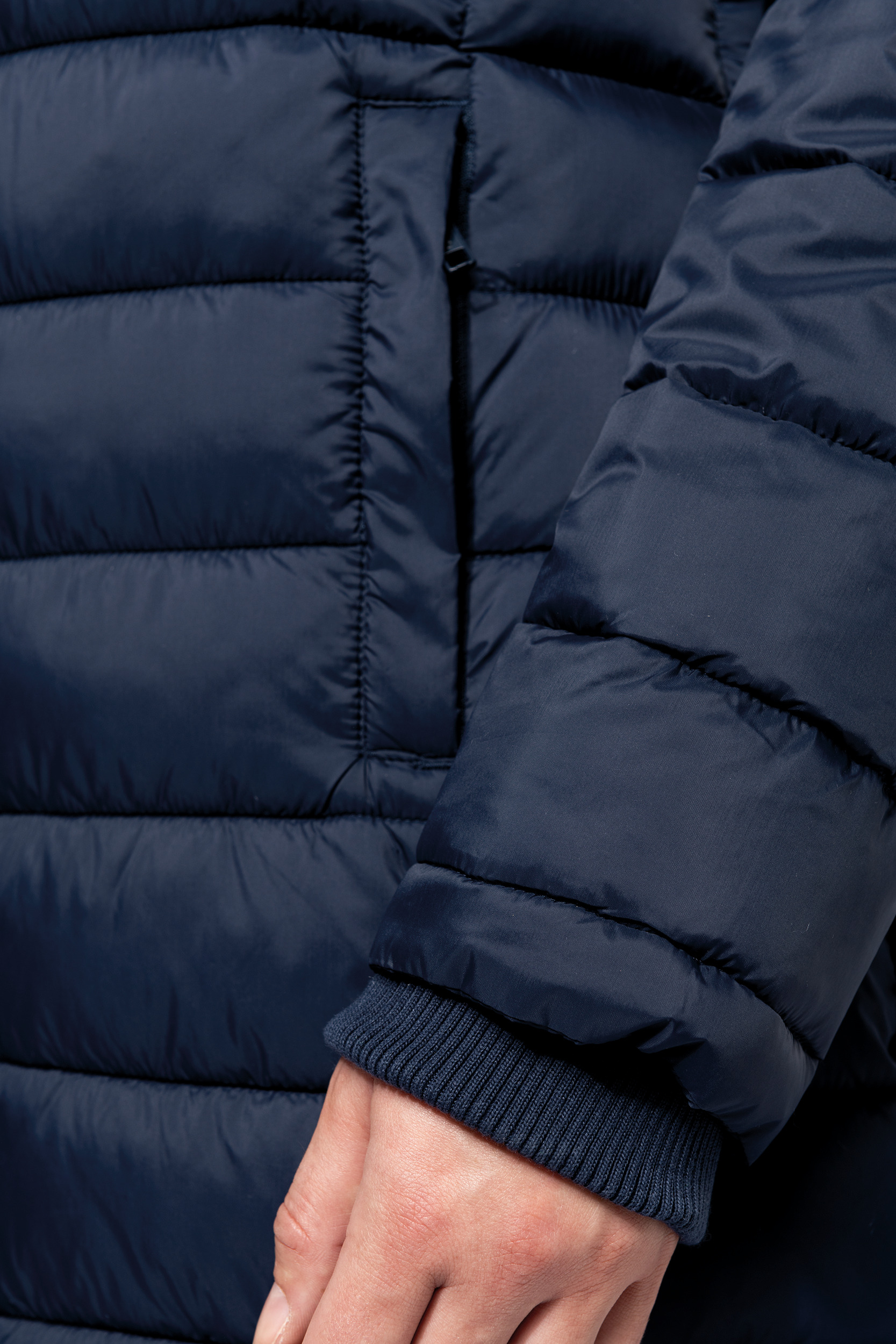 K6129 - Parka ligera acolchada con capucha para mujer